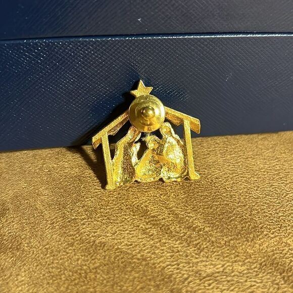 Live nativity gold brooch. - Picture 3 of 3